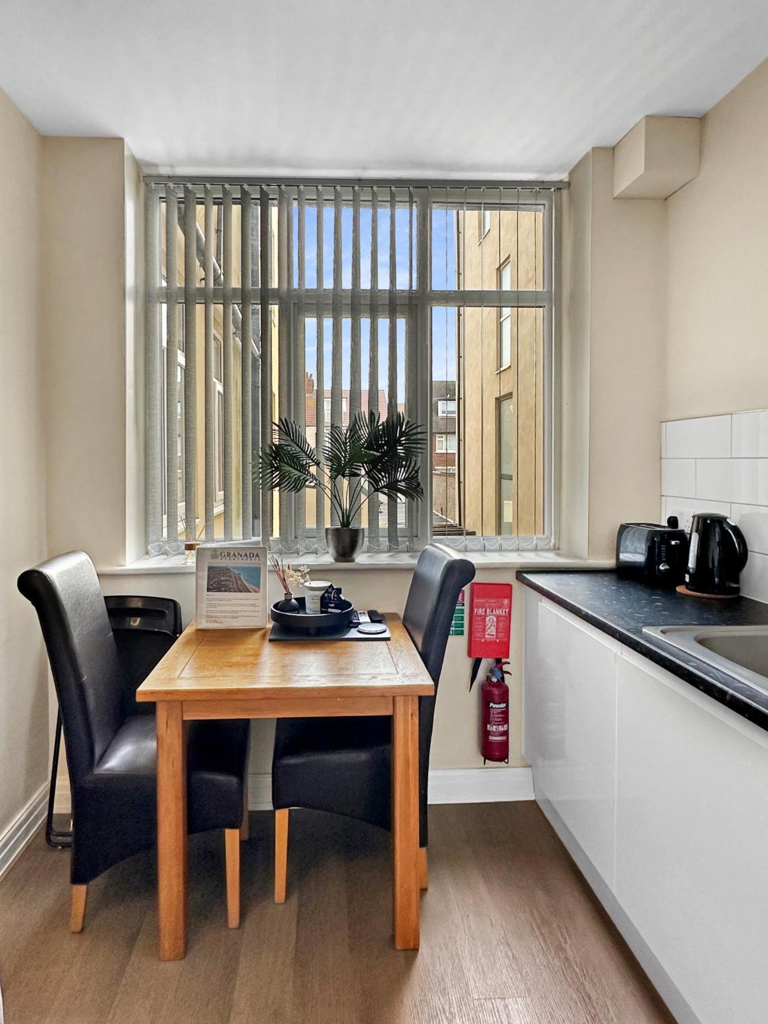 Granada Apartments Queen'S Promenade Blackpool Buitenkant foto